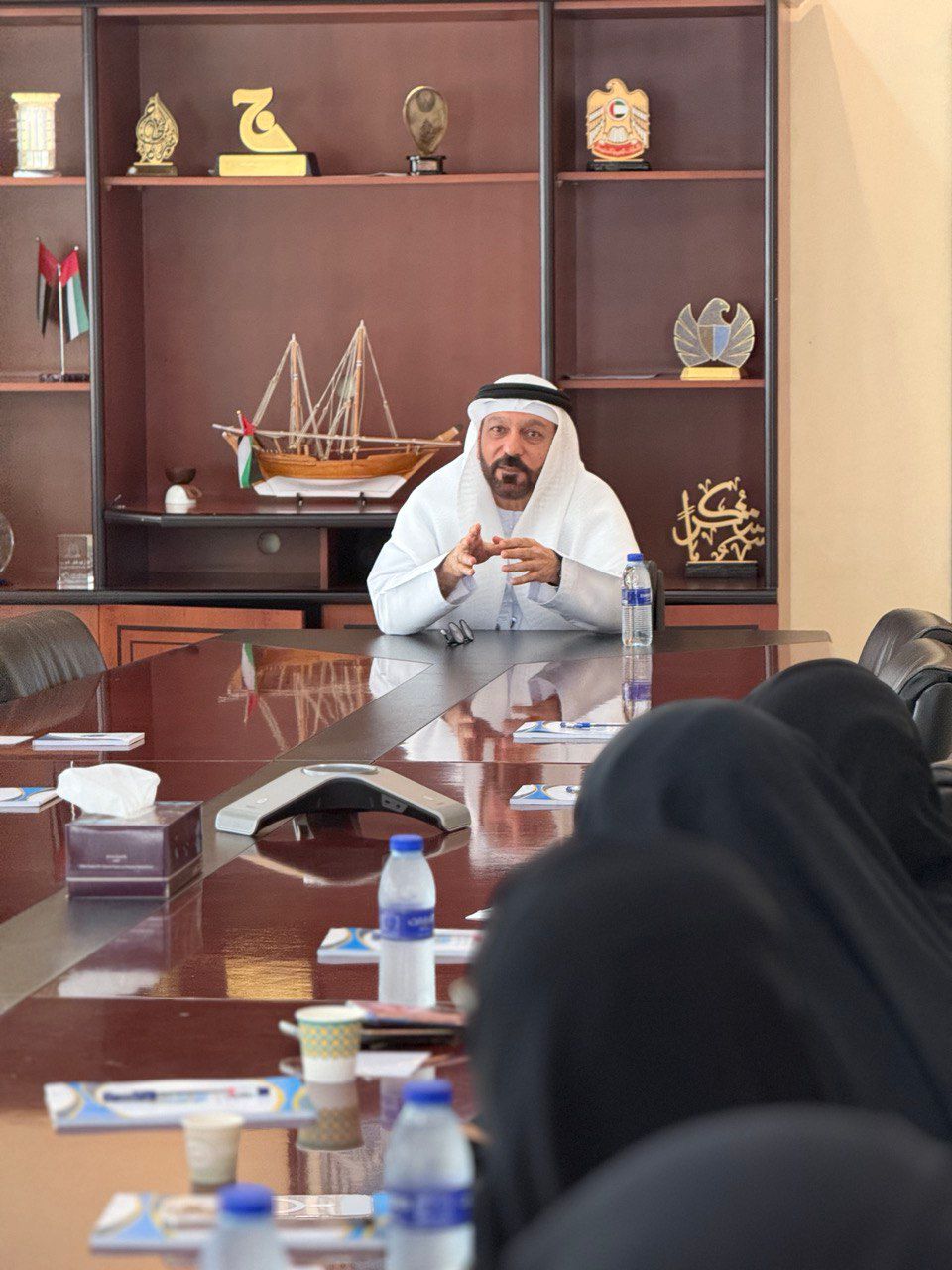 اجتماع نائب مدير الدائرة مع الموظفين لمتابعة مستجدات الأعمال