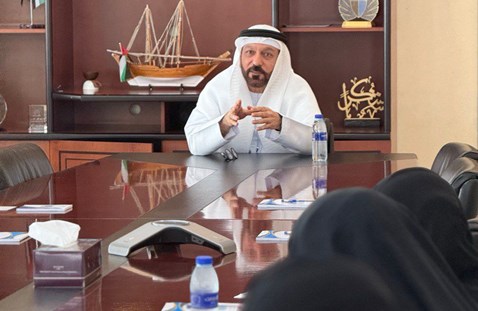 اجتماع نائب مدير الدائرة مع الموظفين لمتابعة مستجدات الأعمال